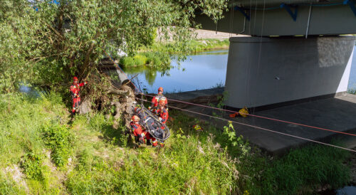 Ćwiczenia ratunkowe na moście w Nowogrodzie Bobrzańskim na DK27
