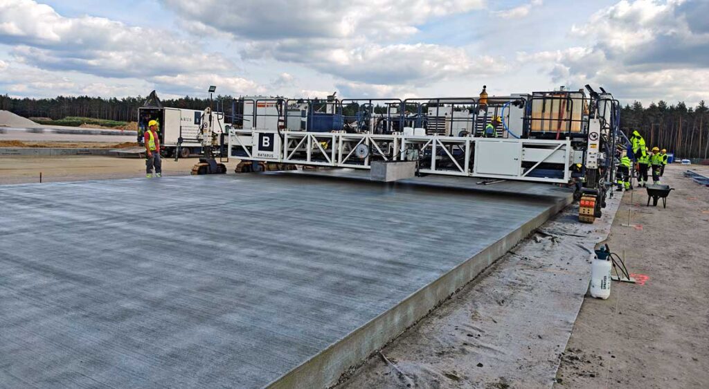 Ukladanie nawierzchni betonowej maszyną Wirtgen SP 1500