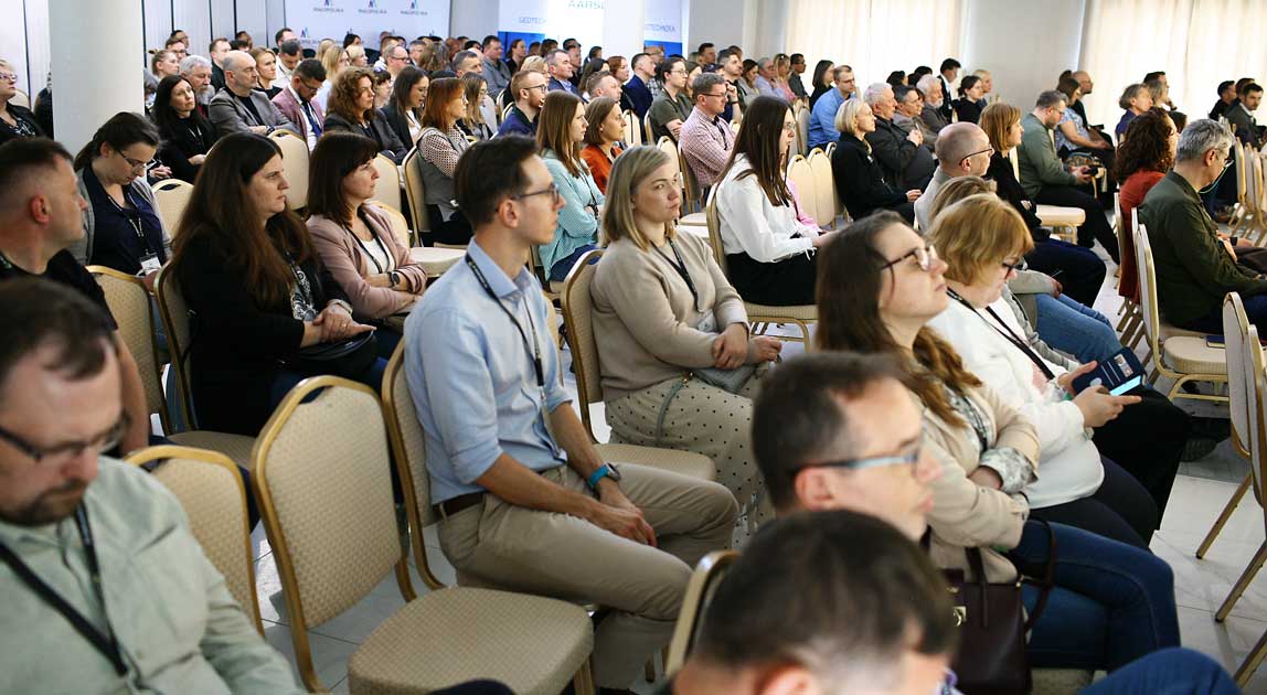 Uczestnicy konferencji podczas sesji