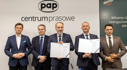 Podpisanie umowy przez Bechtel i Unihouse