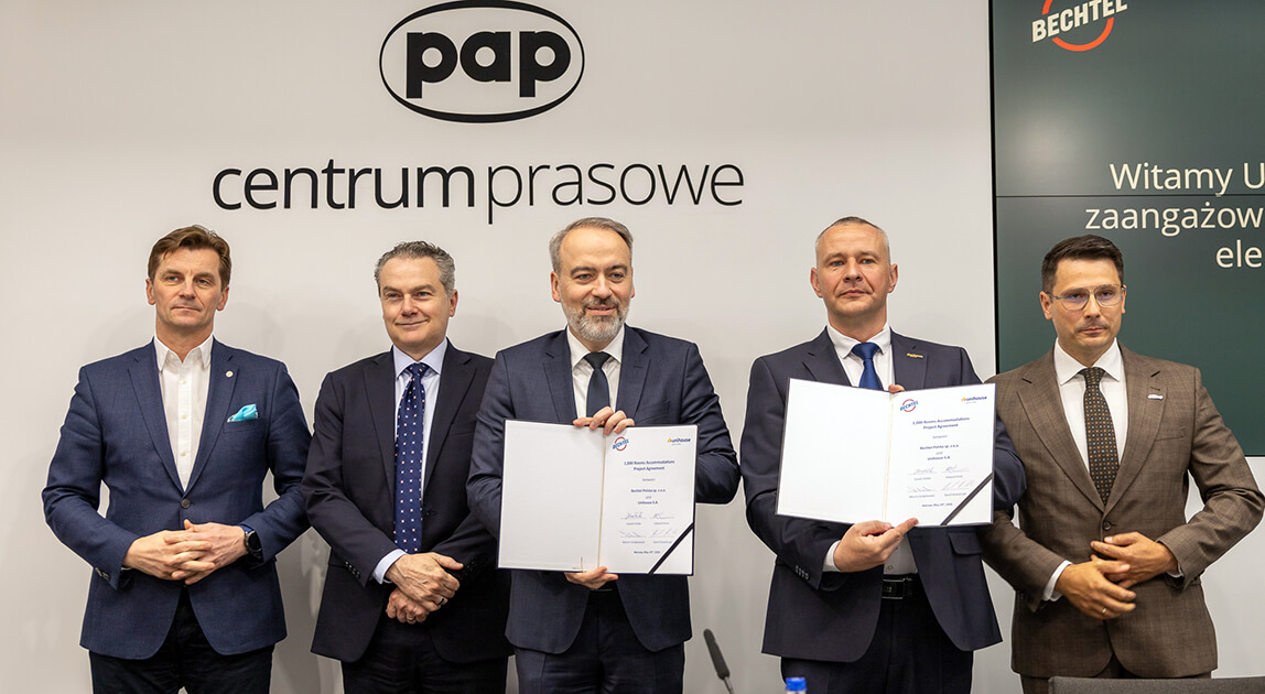 Podpisanie umowy przez Bechtel i Unihouse