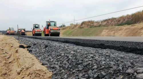 Przetarg na projekt przebudowy skrzyżowania DK72 w Laskach, układanie masy bitumicznej