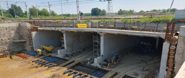 Betonowy segment przeciskany pod torami kolejowymi na budowie obwodnicy Oświęcimia