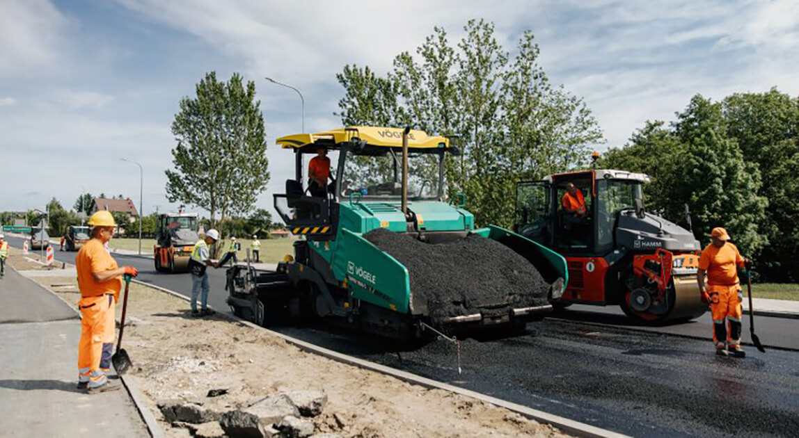 Układanie warstwy ścieralnej na drodze wojewódzkiej nr 540 w Starej Białej podczas końcowego etapu rozbudowy