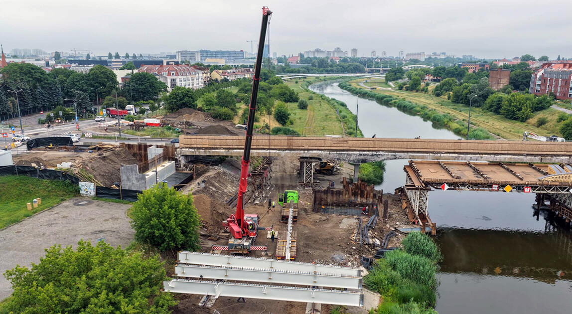 Pierwsze elementy konstrukcji Mostu Chrobrego dotarły na plac budowy