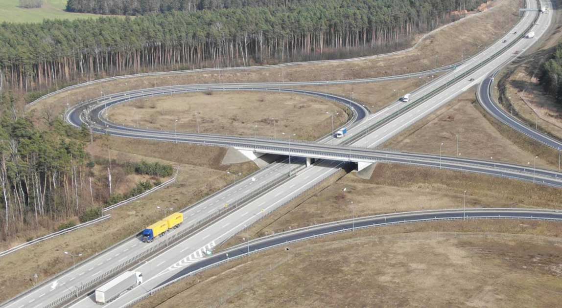 Węzeł drogowy z łącznicami na autostradzie