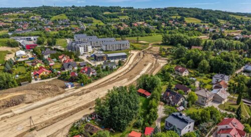 Widok z lotu ptaka na plac budowy obwodnicy Tyczyna w ciągu drogi wojewódzkiej nr 878.