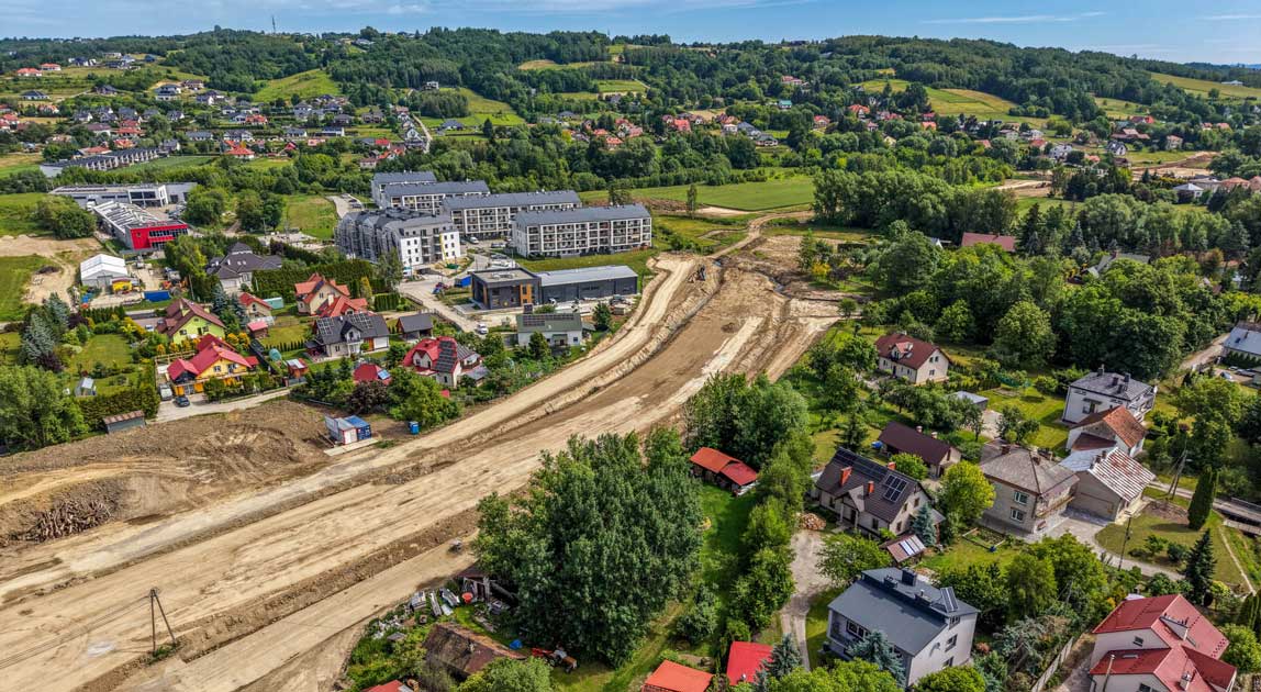 Widok z lotu ptaka na plac budowy obwodnicy Tyczyna w ciągu drogi wojewódzkiej nr 878.
