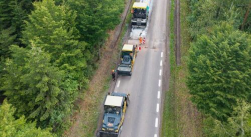 Maszyny drogowe prowadzą wymianę nawierzchni na drodze wojewódzkiej nr 716 przebiegającej przez teren leśny.