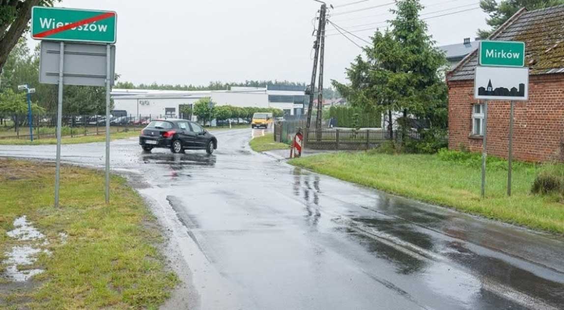 Skrzyżowanie drogi wojewódzkiej nr 450 na granicy Mirkowa i Wieruszowa przed rozbudową.