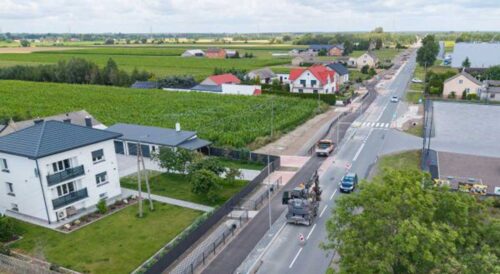 Droga dla pieszych i rowerzystów wzdłuż DW704 we Wrzeczku.