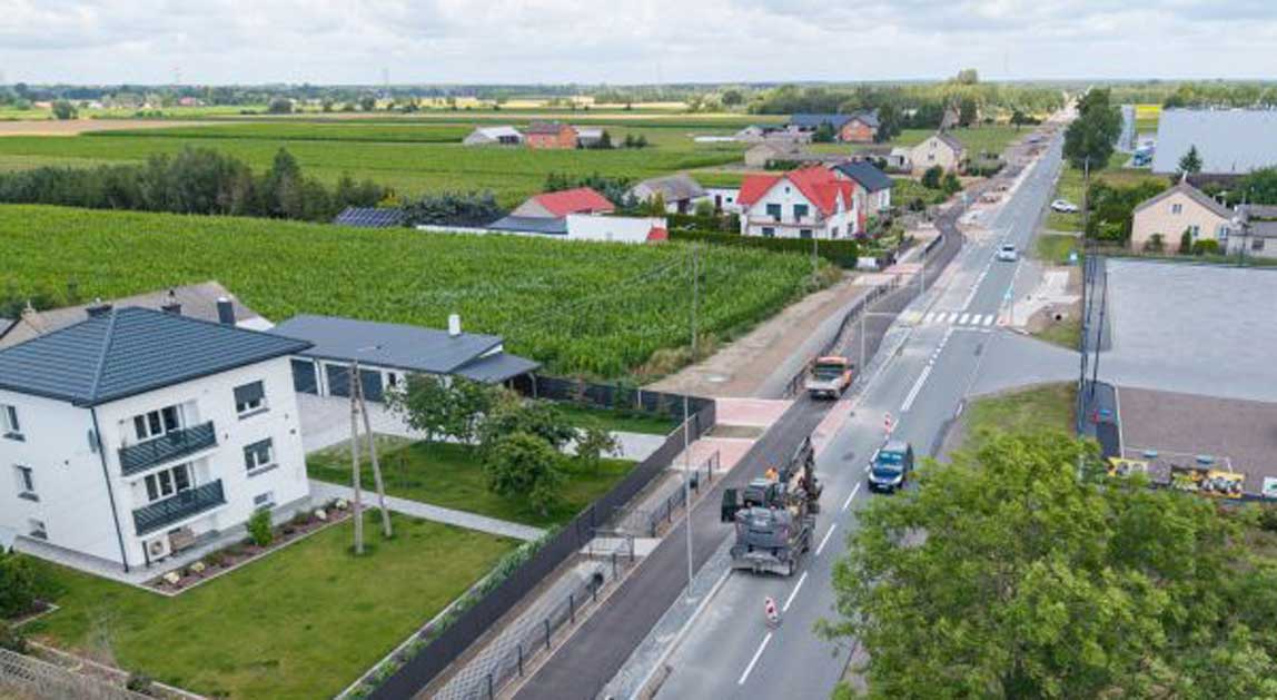 Droga dla pieszych i rowerzystów wzdłuż DW704 we Wrzeczku.
