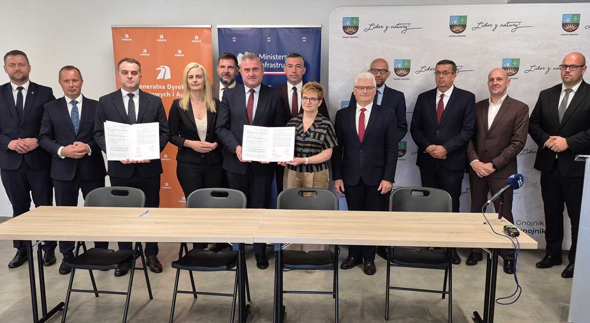 Przedstawiciele GDDKiA i samorządów podczas podpisania porozumienia dotyczącego analizy alternatywnego przebiegu nowej DK75