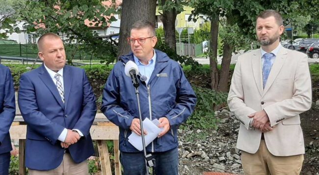 Przedstawiciele Ministerstwa Infrastruktury i Wód Polskich podczas wizyty na inwestycji przeciwpowodziowej na rzece Białej.