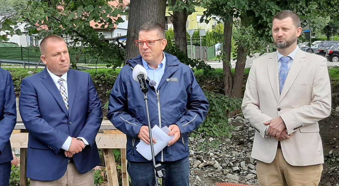 Przedstawiciele Ministerstwa Infrastruktury i Wód Polskich podczas wizyty na inwestycji przeciwpowodziowej na rzece Białej.