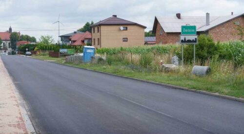 Nowa nawierzchnia drogi wojewódzkiej nr 479 w miejscowości Zadzim oraz modernizowany chodnik.