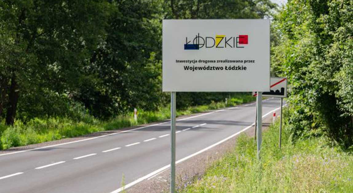 Droga wojewódzka nr 704 po modernizacji z tablicą informacyjną Województwa Łódzkiego.