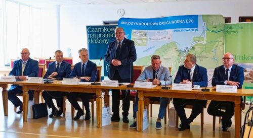Uczestnicy spotkania poświęconego rozwojowi Międzynarodowej Drogi Wodnej E-70 podczas panelu w Czarnkowie.