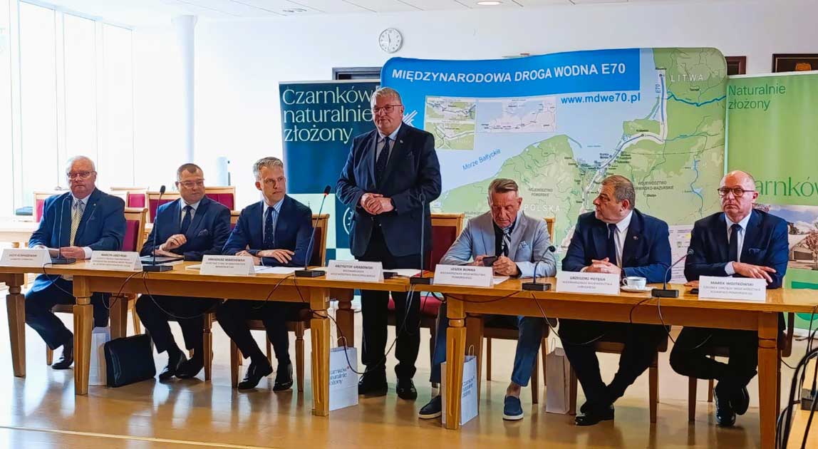 Uczestnicy spotkania poświęconego rozwojowi Międzynarodowej Drogi Wodnej E-70 podczas panelu w Czarnkowie.