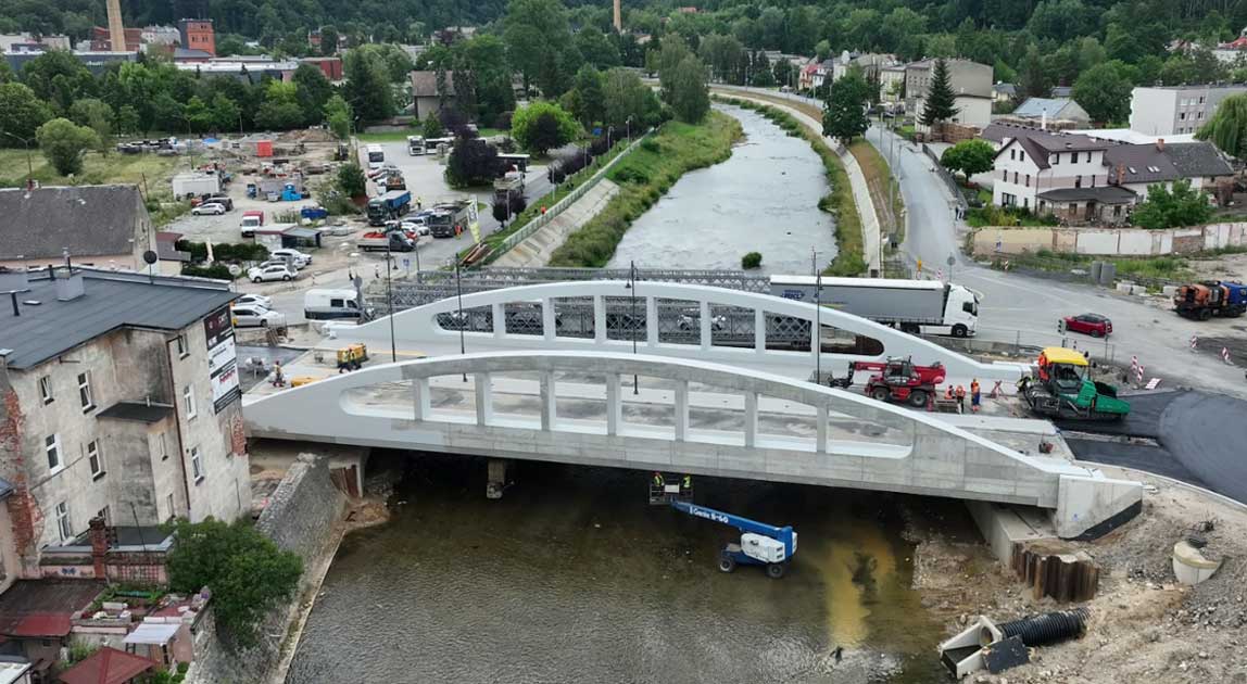 Nowy most na drodze krajowej nr 40 nad Białą Głuchołaską podczas końcowego etapu budowy.