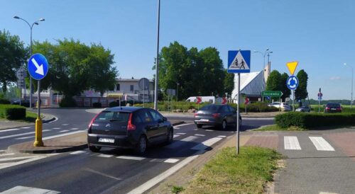 Samochody przejeżdżające przez rondo w ciągu drogi krajowej nr 60 w Łącku.