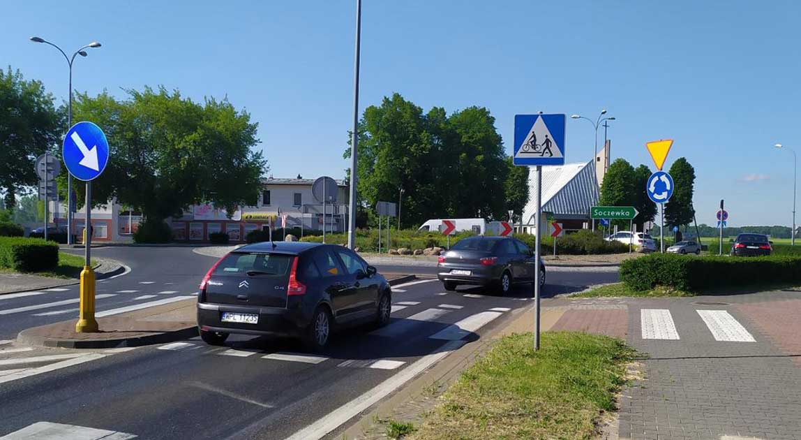 Samochody przejeżdżające przez rondo w ciągu drogi krajowej nr 60 w Łącku.
