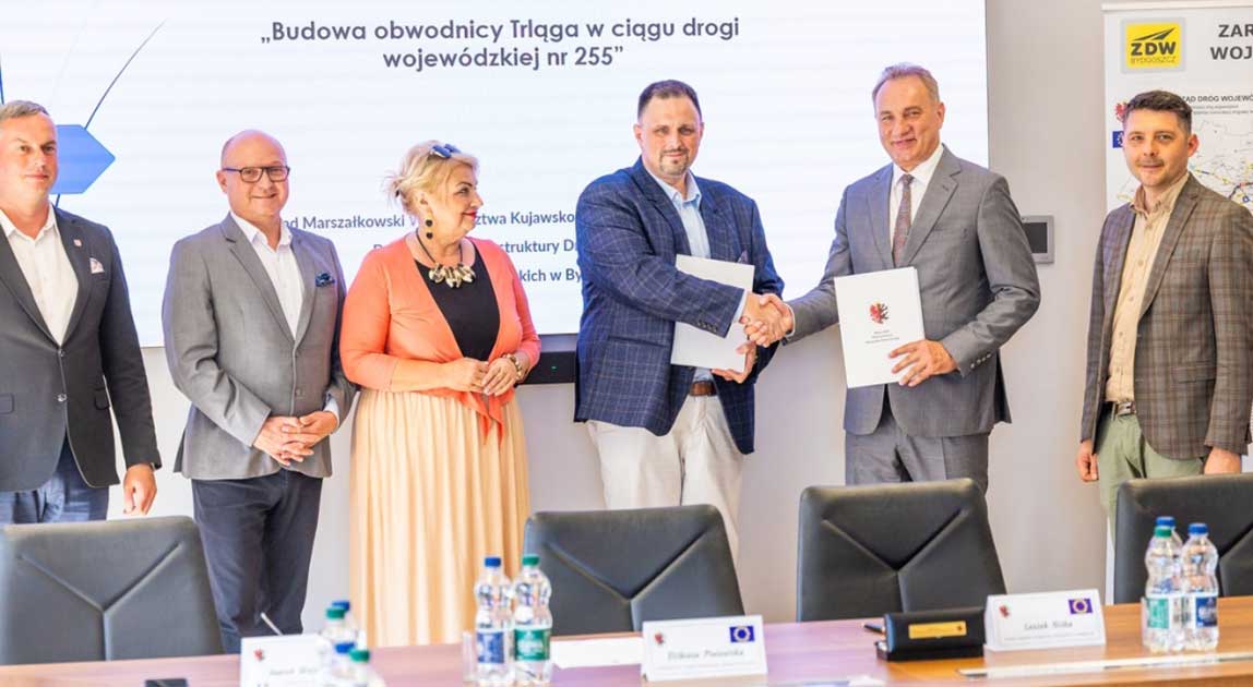 Przedstawiciele inwestora i wykonawcy podczas podpisania umowy na budowę obwodnicy Trląga.