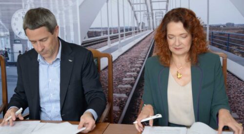 Przedstawiciele PKP PLK, Politechniki Białostockiej i Instytutu Kolejnictwa podpisują porozumienie.