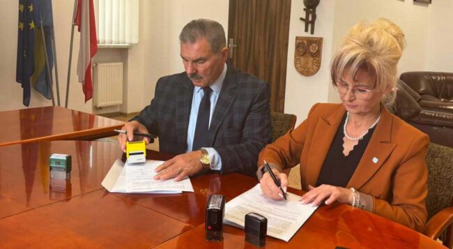 Przedstawiciele Wód Polskich i Gminy Orzysz podpisują porozumienie dotyczące prac utrzymaniowych na rzece Orzyszy.