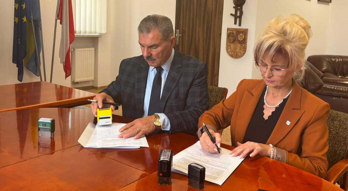 Przedstawiciele Wód Polskich i Gminy Orzysz podpisują porozumienie dotyczące prac utrzymaniowych na rzece Orzyszy.