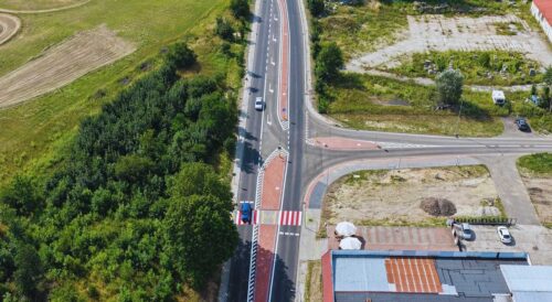 Widok z lotu ptaka na przebudowane skrzyżowanie drogi wojewódzkiej nr 178 z drogą gminną w Trzciance.
