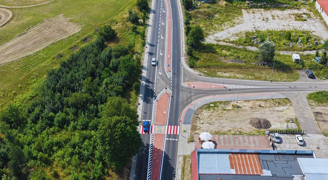 Widok z lotu ptaka na przebudowane skrzyżowanie drogi wojewódzkiej nr 178 z drogą gminną w Trzciance.