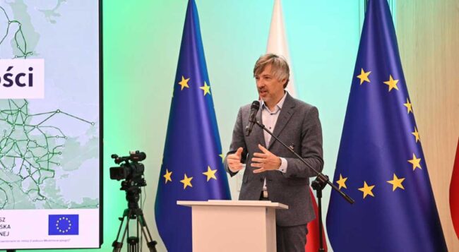 Wiceminister klimatu i środowiska Krzysztof Bolesta przemawia podczas wydarzenia poświęconego rozbudowie sieci elektroenergetycznych dla stacji ładowania dużej mocy.