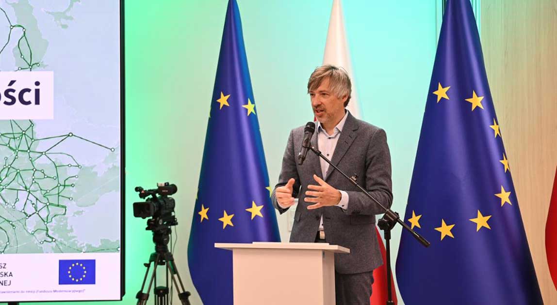Wiceminister klimatu i środowiska Krzysztof Bolesta przemawia podczas wydarzenia poświęconego rozbudowie sieci elektroenergetycznych dla stacji ładowania dużej mocy.