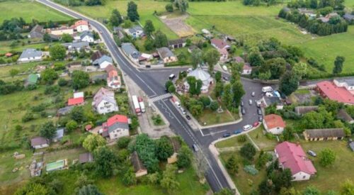 Widok z lotu ptaka na wyremontowany odcinek drogi wojewódzkiej nr 473 w Zygrach.