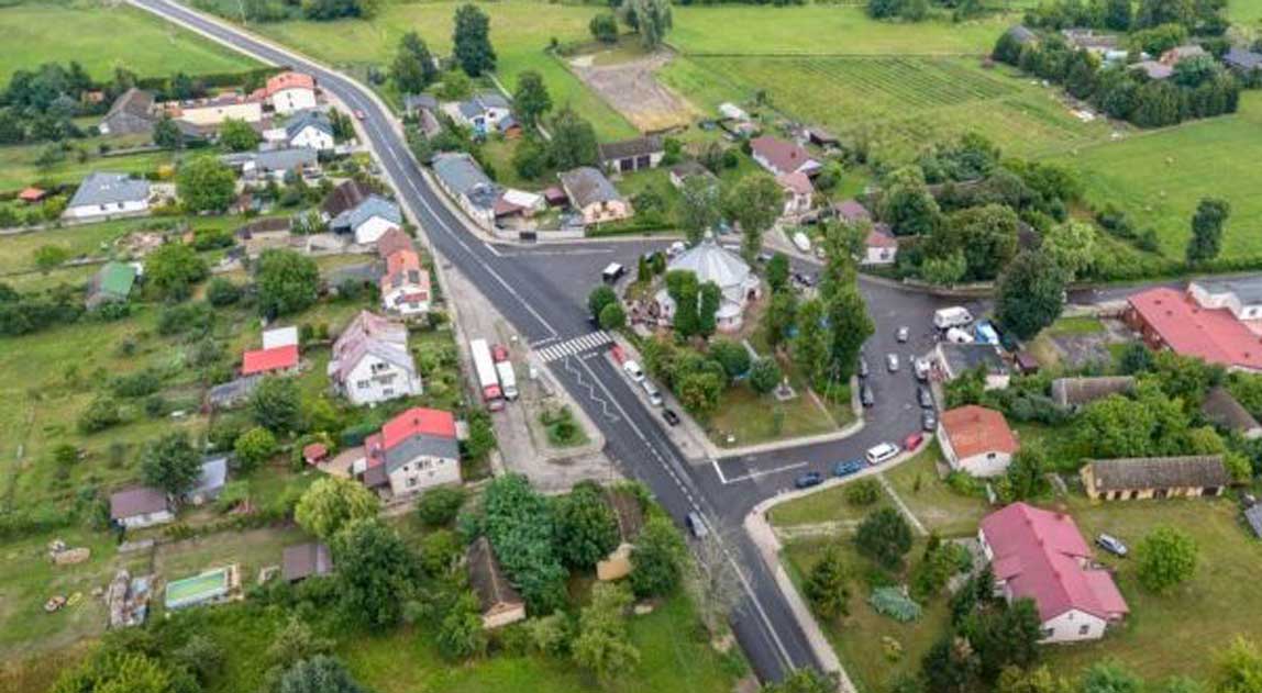 Widok z lotu ptaka na wyremontowany odcinek drogi wojewódzkiej nr 473 w Zygrach.
