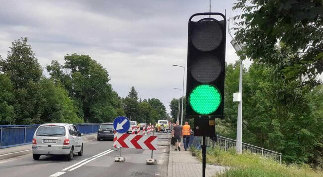 Sygnalizacja świetlna przy moście podczas prowadzonych prac remontowych.