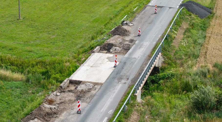 Most na drodze wojewódzkiej nr 703 w Łubnicy podczas remontu.