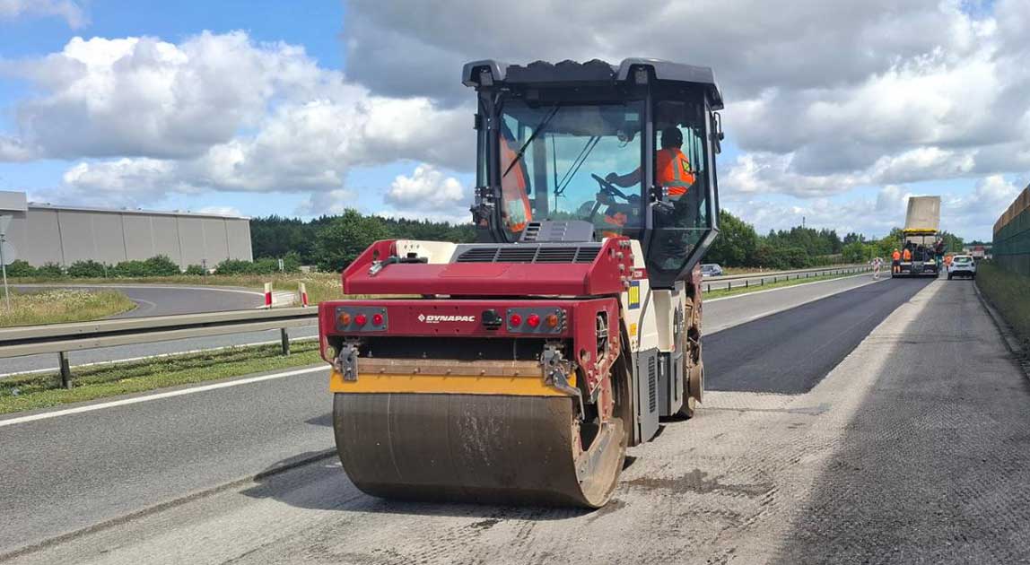 Walec drogowy podczas prac przy wymianie nawierzchni na drodze ekspresowej.