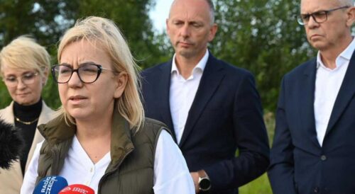 Minister klimatu i środowiska podczas konferencji prasowej w plenerze.