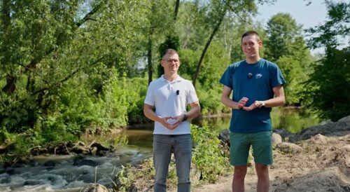 Dwóch przedstawicieli Wód Polskich i Fundacji Wolne Rzeki nad rzeką Bukową.