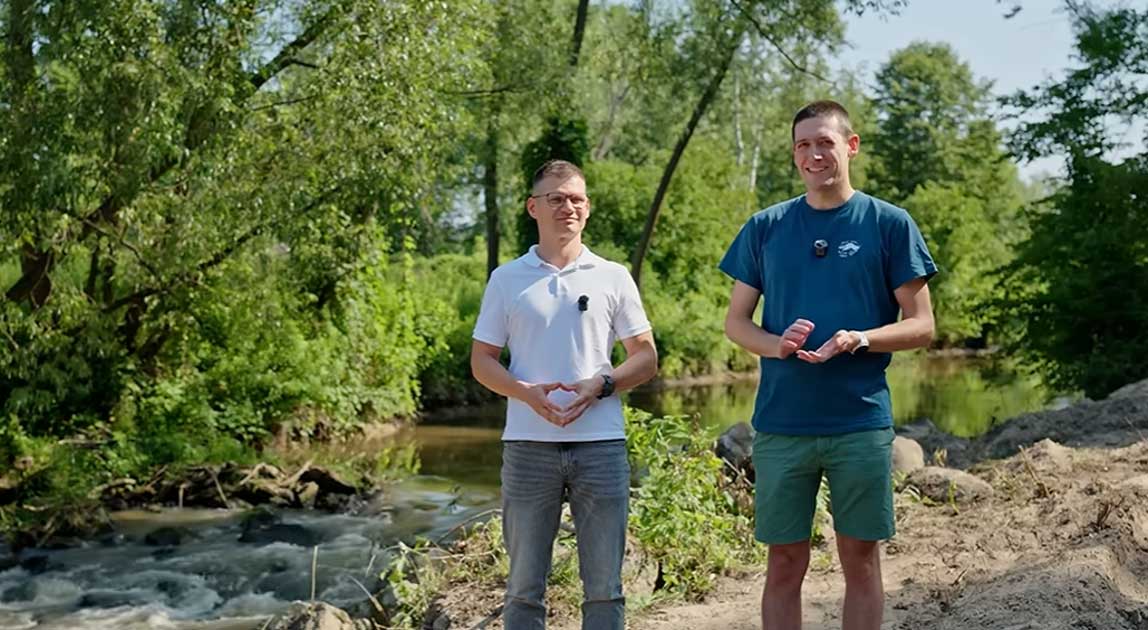 Dwóch przedstawicieli Wód Polskich i Fundacji Wolne Rzeki nad rzeką Bukową.