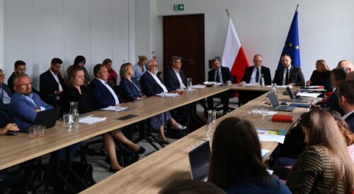 Przedstawiciele administracji, regulatora i branży podczas spotkania dotyczącego rozwoju geotermii.