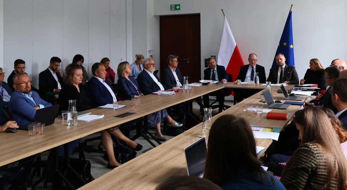 Przedstawiciele administracji, regulatora i branży podczas spotkania dotyczącego rozwoju geotermii.