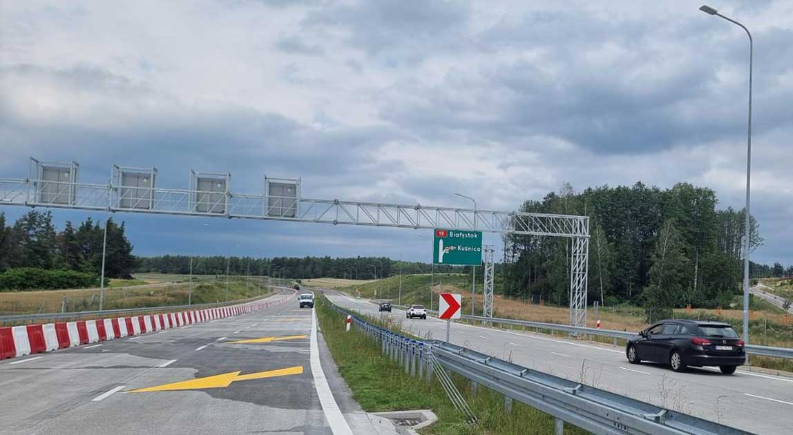Dwujezdniowy odcinek drogi krajowej nr 19 w rejonie Kuźnicy z oznakowaniem prowadzącym w kierunku Białegostoku.
