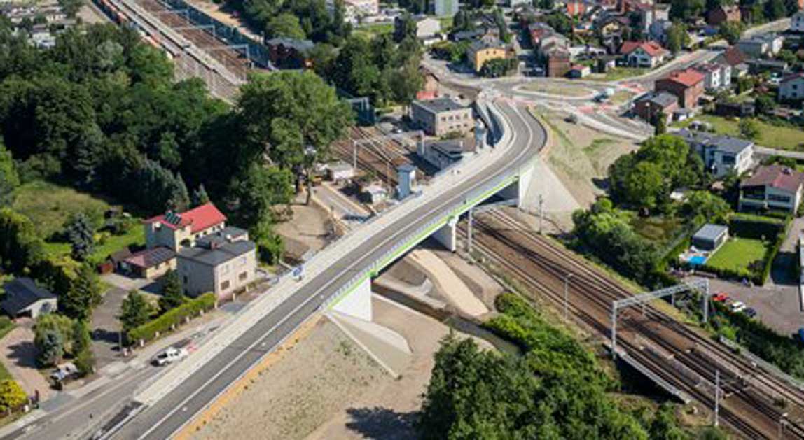 Widok z lotu ptaka na wiadukt drogowy nad linią kolejową w Żorach.