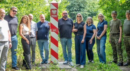 Przedstawiciele Wód Polskich i Nadbużańskiego Oddziału Straży Granicznej podczas spotkania przy granicy na rzece Bug.