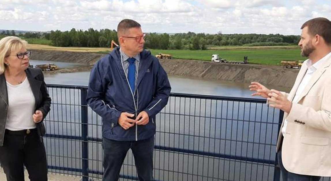 Przedstawiciele Ministerstwa Infrastruktury i Wód Polskich podczas wizyty na zbiorniku Racibórz Dolny.