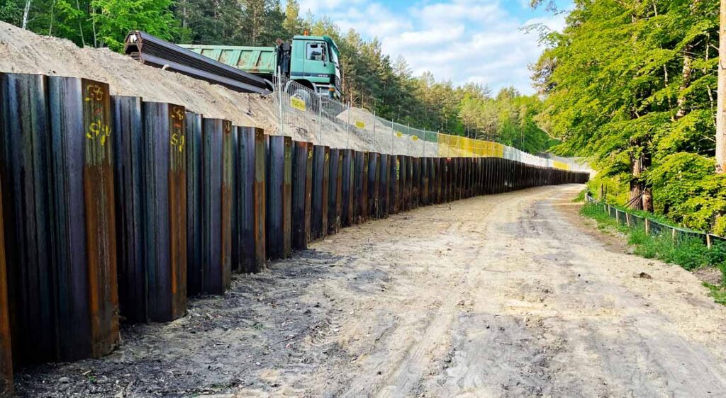 Przykład zabezpieczenia nasypu o średniej wysokości za pomocą grodzic stalowych