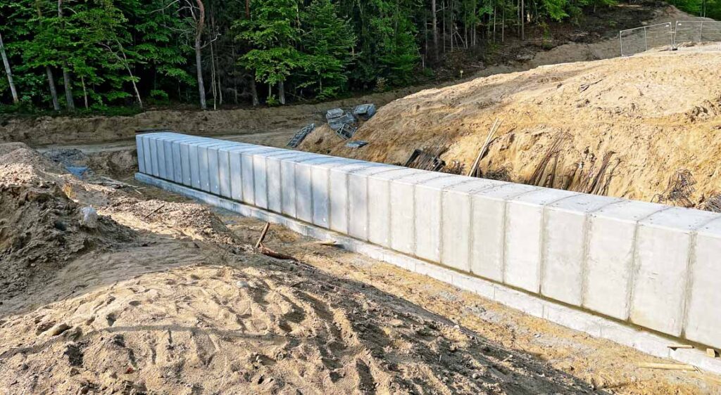 Widok ułożonych i uszczelnionych prefabrykatów skrzynkowych na płycie fundamentowej przed wykonaniem izolacji